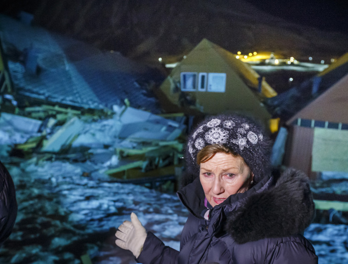 Queen Sonja visited the avalanche area in January 2016. Photo: Heiko Junge / NTB scanpix